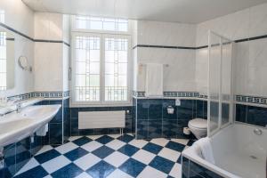 a bathroom with a tub, sink, toilet and bathtub at Best Western Plus Hotel Mirabeau in Lausanne