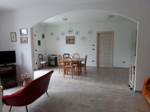 ヴェンティミリアにあるIl Casotto del Nonnoのテーブルと椅子のあるリビングルーム