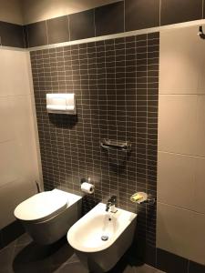 モンテ・イーゾラにあるAppartamento "La Collina"のバスルーム(トイレ、洗面台付)