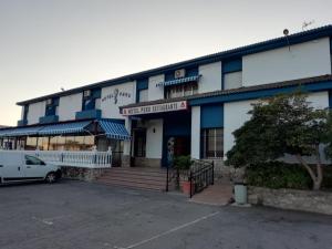 ein Gebäude, vor dem ein Auto geparkt ist in der Unterkunft Hotel Perú by Bossh! Hotels in Trujillo