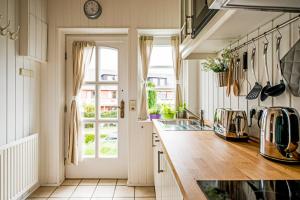 a kitchen with a sink and a window at Deichkrönchen Ferienwohnung Altes Land Hamburg in Jork