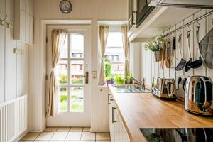Dapur atau dapur kecil di Deichkrönchen Ferienwohnung Altes Land Hamburg