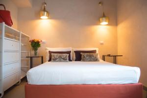 A bed or beds in a room at Margana Tower