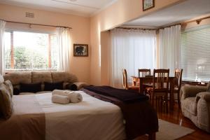 1 dormitorio con 1 cama con 2 toallas en Bradclin House, en Ciudad del Cabo