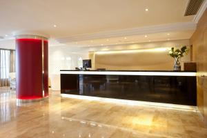 a lobby with a red pole in the middle of a room at Hotel Ipanema Beach in El Arenal