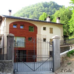 ヴァルディエーリにある'L Caliéの門前の家