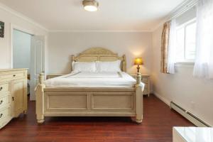 1 dormitorio con 1 cama con sábanas blancas y ventana en John&Jane's House en Surrey