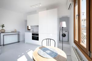 Kuchyňa alebo kuchynka v ubytovaní tuGuest Placeta de San Gil Apartments