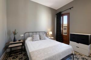 Posteľ alebo postele v izbe v ubytovaní tuGuest Placeta de San Gil Apartments
