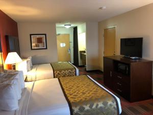 A bed or beds in a room at Best Western Dallas Inn & Suites