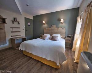 Voodi või voodid majutusasutuse The Originals Boutique, Hôtel du Parc, Cavaillon toas
