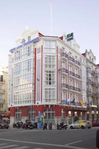um grande edifício vermelho e branco numa rua da cidade em Abba Santander em Santander