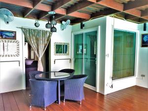Μια τηλεόραση ή/και κέντρο ψυχαγωγίας στο Prima Villas Karon Beach by PHR