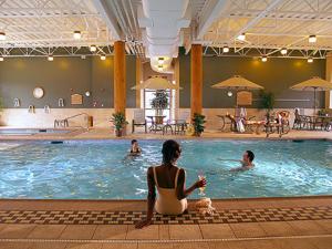 un grupo de personas en una piscina en Little Creek Casino Resort, en Kamilche