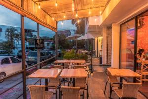 Restoran või mõni muu söögikoht majutusasutuses Hotel Alamos Del Parque