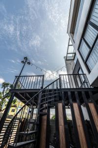 una escalera de caracol que conduce a un edificio en Homestay Villa Full House, en Ha Long