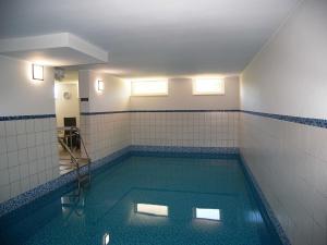 Haus Roland - Whg 28 mit Schwimmbad und Saunaの敷地内または近くにあるプール