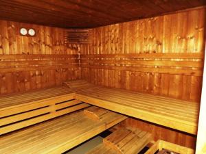 ツィノヴィッツにあるHaus Roland - Whg 28 mit Schwimmbad und Saunaの木製のベンチ付きの大型木製サウナ