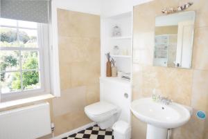 Et badeværelse på Broadstairs Beach Holiday Apartments, seafront stays opposite Kingsgate Bay with a parking space + 55 billeder