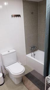 ガバにあるApartamento de lujo en Gava Marのバスルーム(トイレ、バスタブ付)