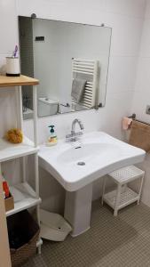 ガバにあるApartamento de lujo en Gava Marのバスルーム(白い洗面台、鏡付)