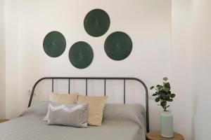 Posteľ alebo postele v izbe v ubytovaní tuGuest Placeta de San Gil Apartments