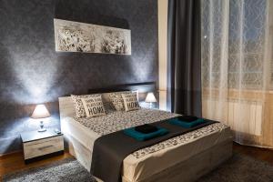 una camera con un letto con due cuscini sopra di Vitosha Blvd - 2BR LUX APART a Sofia