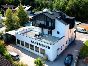 ein Gebäude mit den Worten Amisenner darauf in der Unterkunft Arnsteiner Apartments in Zell am See