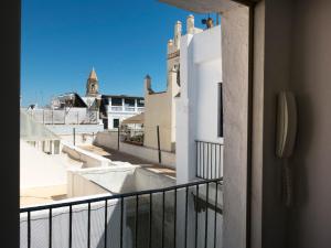カディスにあるApartamentos Veedor Cádizの建物のバルコニーからの眺め