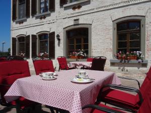 Landhaus Vier Jahreszeiten في إيرسكيرش: طاولة مع قطعة قماش وردية على الفناء