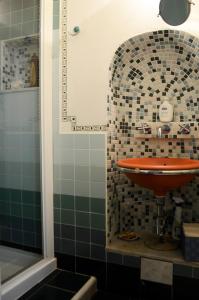a bathroom with a sink and a shower at Casa di Luli in Siena