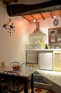 a kitchen with a stove and a table with chairs at Casa di Luli in Siena
