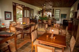 une salle à manger avec des tables et des chaises en bois dans l'établissement Hotel Delirio Campestre, à Montenegro