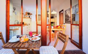 einen Holztisch mit Essen in der Küche in der Unterkunft 7 Lake Sweet Home in San Siro