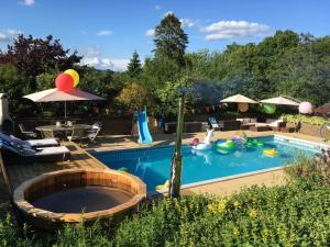 Swimmingpoolen hos eller tæt på The Limes Country House with Heated Pool & Hot Tub