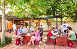 un gruppo di persone seduti ai tavoli al ristorante di Caversham B&B a Perth