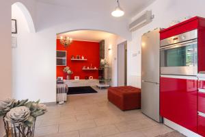 una cucina con armadi rossi e parete rossa di Apartment Gotier a Šodići