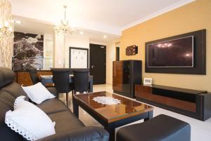 Televízia a/alebo spoločenská miestnosť v ubytovaní VIP Apartamenty POD KROKWIĄ SPA
