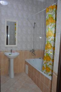 Ett badrum på Apartments on Балауса, 2