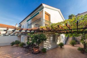 una casa con balcone e patio con piante di Apartment Gotier a Šodići