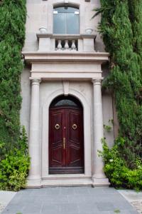 una puerta roja en el lateral de un edificio en Casa Toscana Bed & Breakfast en San Miguel de Allende