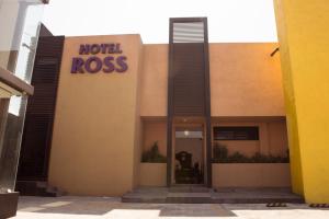 un signo de rosa del hotel en un lado de un edificio en Hotel Ross, en Morelia