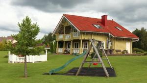 un parque infantil frente a una casa en Veerpalu Villa, en Otepää