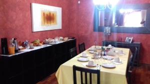 フエンヒロラにあるLos Girasolesのダイニングルーム(白いテーブルクロス付きのテーブル付)