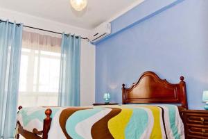 タヴィラにあるBlue Oceanoのベッドルーム1室(カラフルな毛布付きのベッド1台付)
