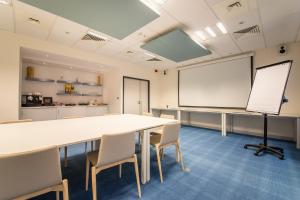 Mandarina Hotel Luxembourg Airportにあるキッチンまたは簡易キッチン