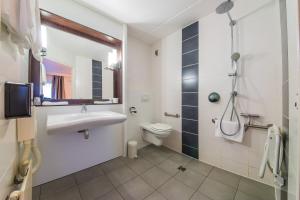 ルクセンブルクにあるMandarina Hotel Luxembourg Airportの洗面台とトイレ付きのバスルーム