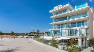 un hotel con un estacionamiento delante de él en The Hype Beachhouse en Playa de Palma