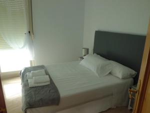 カサラレイナにあるCasalarreina, calle la Cruz 1-Kのベッドルーム1室(白いシーツと枕のベッド1台付)