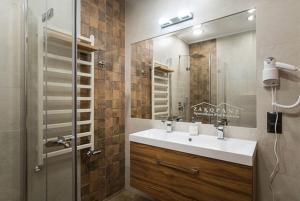 Kúpeľňa v ubytovaní VIP Apartamenty POD KROKWIĄ SPA
